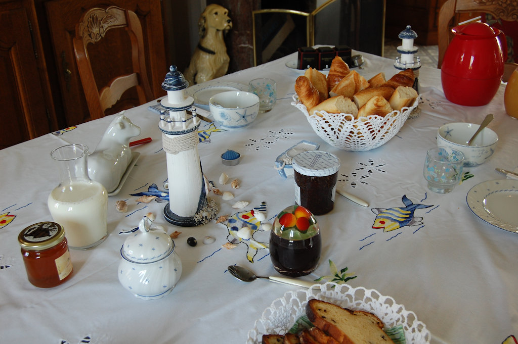 Table du petit-déjeuner avec viennoiseries et confitures